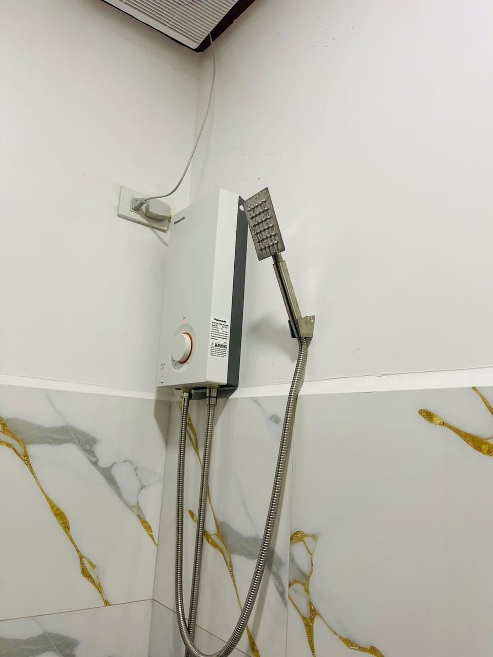 Shower, rainfall showerhead, free toiletries, soap
