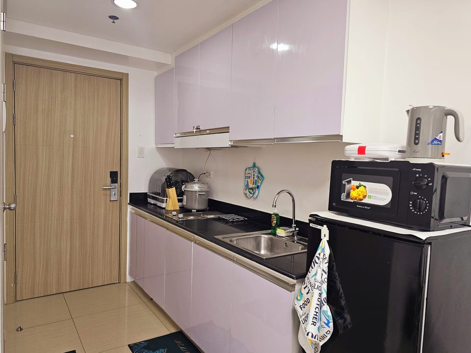 Standard Condo, 1 Bedroom, Balcony, Pool View | Private kitchen | Electric kettle