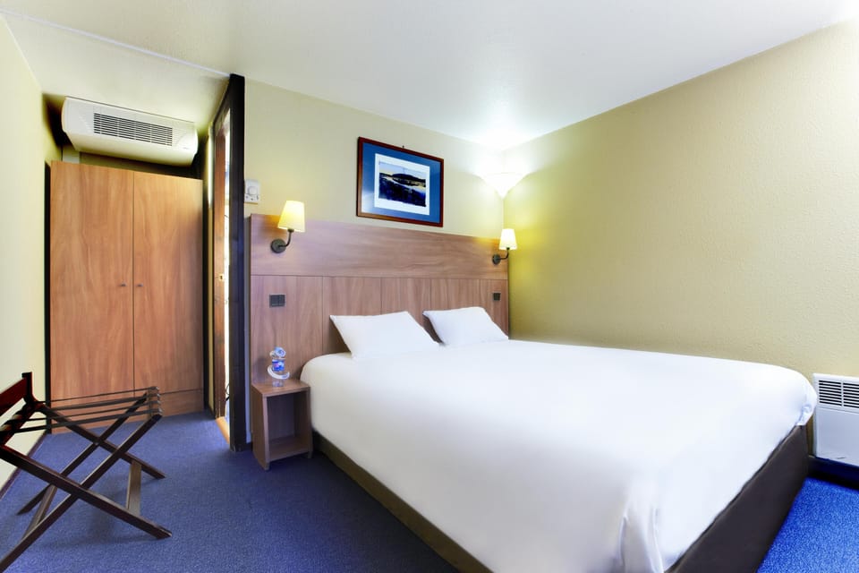 Bathtub, eco-friendly toiletries, hair dryer, towels