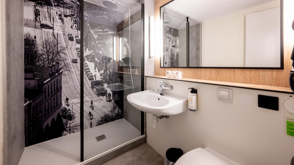 Superior Room, 1 Queen Bed with Sofa bed | Bathroom | Eco-friendly toiletries, hair dryer (on request), towels