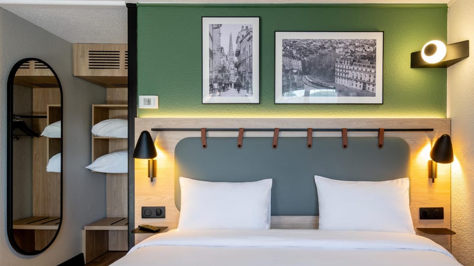 Standard Room, 1 Queen Bed | Premium bedding, individually decorated, individually furnished, desk