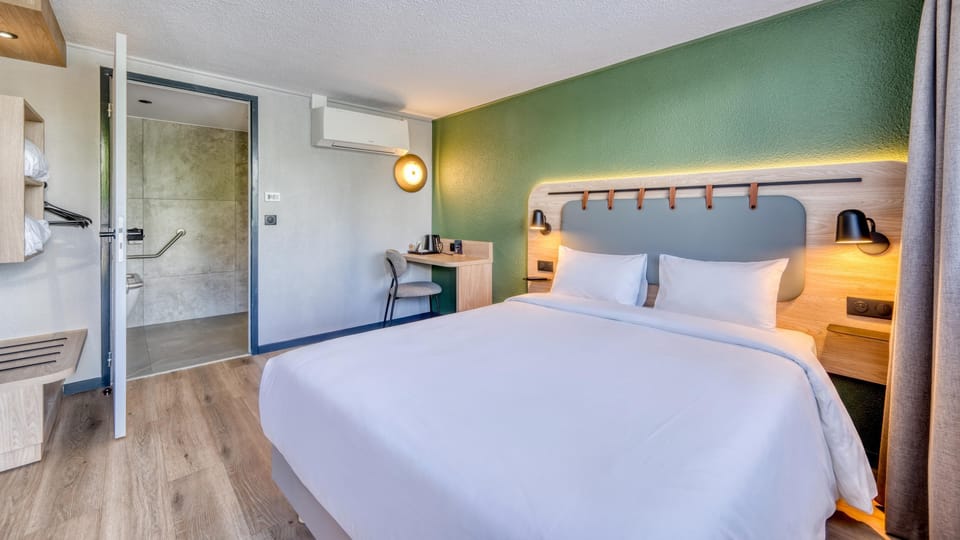 Standard Room, 1 Queen Bed | Premium bedding, individually decorated, individually furnished, desk