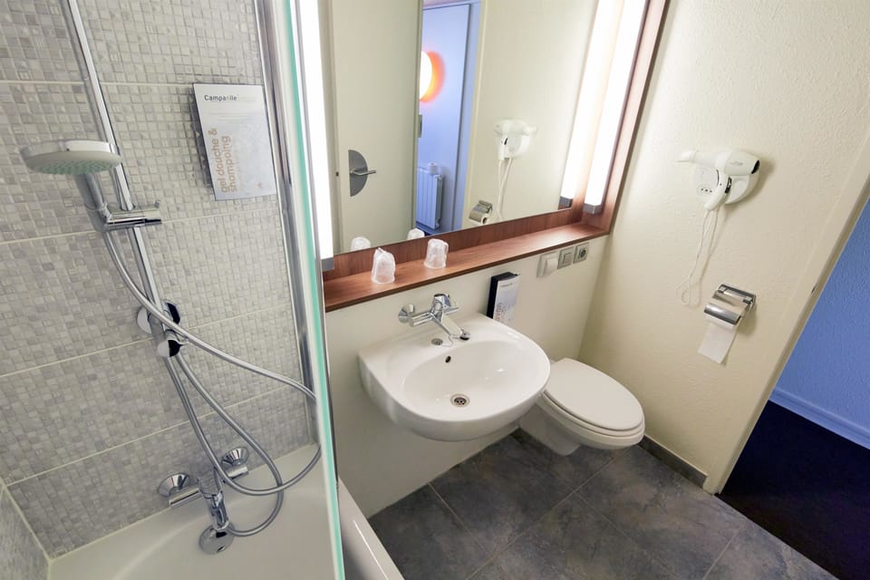 Combined shower/tub, eco-friendly toiletries, hair dryer, towels