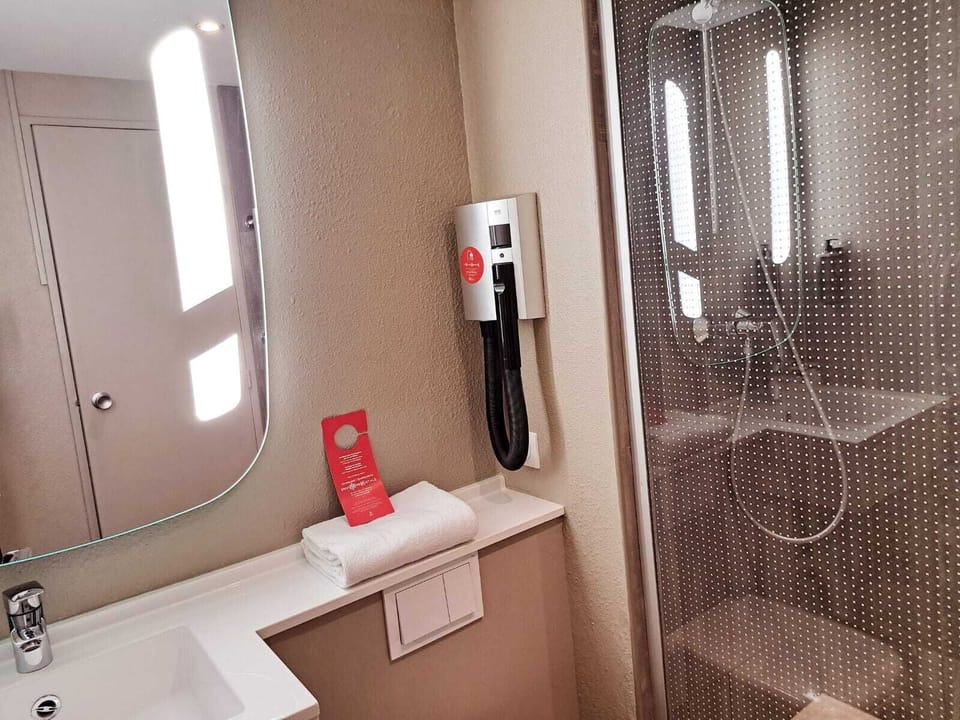 Standard Room, 2 Twin Beds | Bathroom | Shower, eco-friendly toiletries, hair dryer, towels