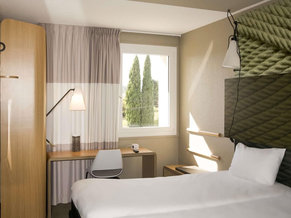 Standard Room, 2 Twin Beds | Premium bedding, in-room safe, desk, laptop workspace