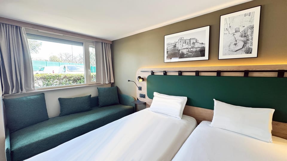 Chambre Supérieure, 2 lits simples + 1 canapé-lit | Premium bedding, desk, blackout drapes, free WiFi