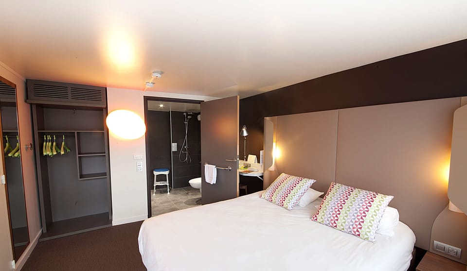 Standard Room, 1 Double Bed | In-room dining