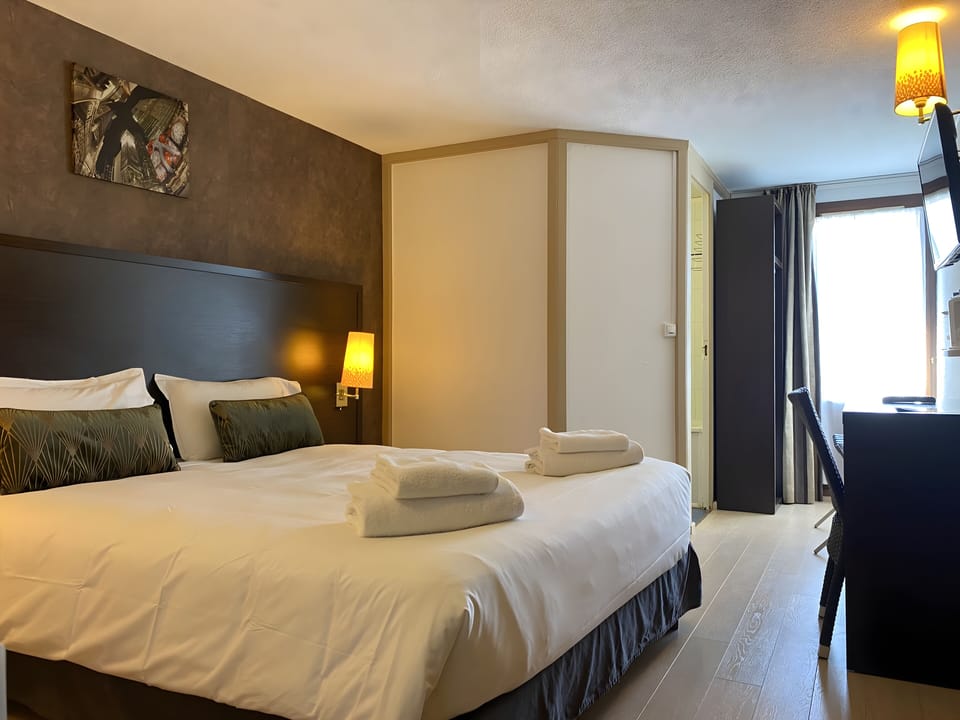 Desk, bed sheets, wheelchair access