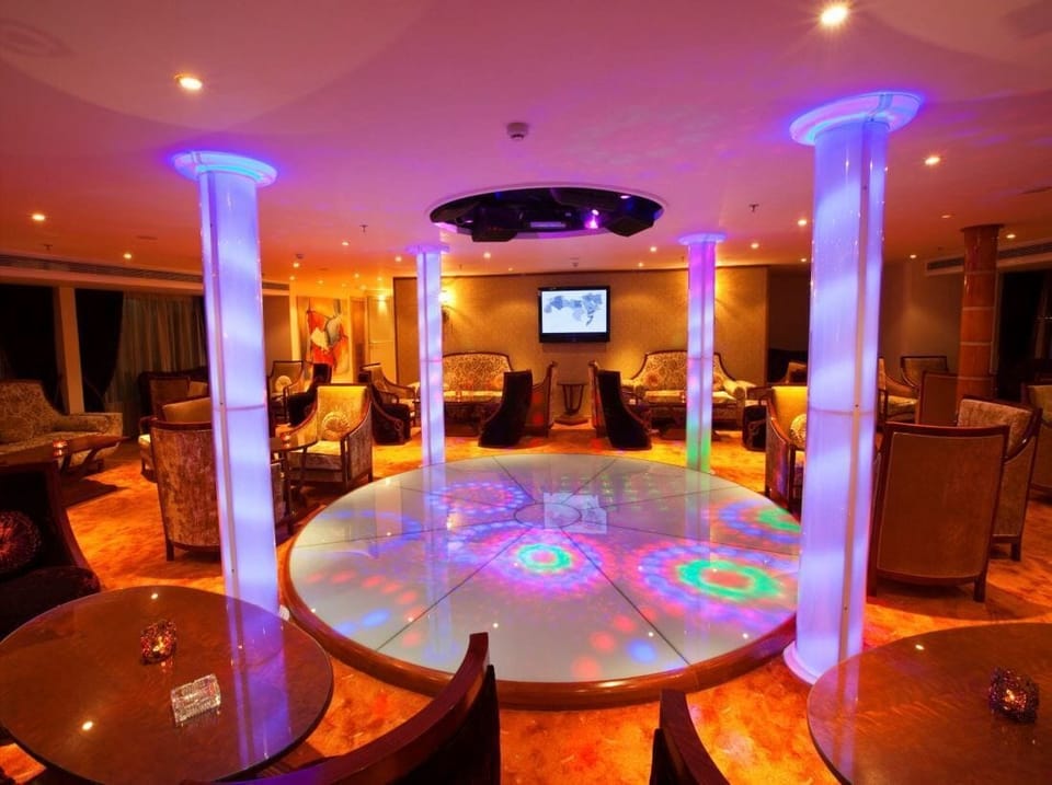 2 bars/lounges, poolside bar