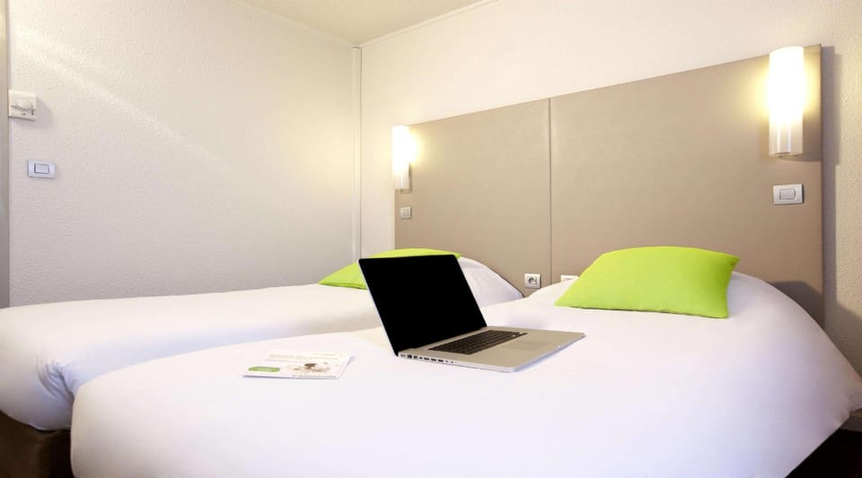 Standard Room, 2 Twin Beds | Premium bedding, desk, laptop workspace, blackout drapes
