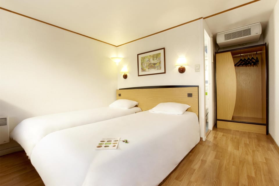 Premium bedding, minibar, desk, blackout drapes