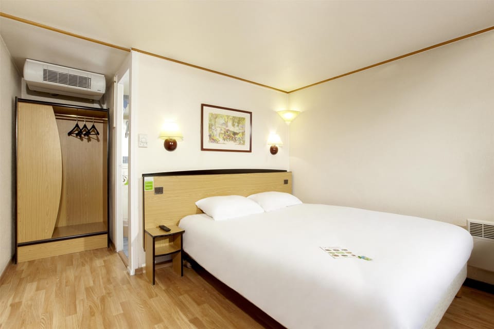 Premium bedding, minibar, desk, blackout drapes