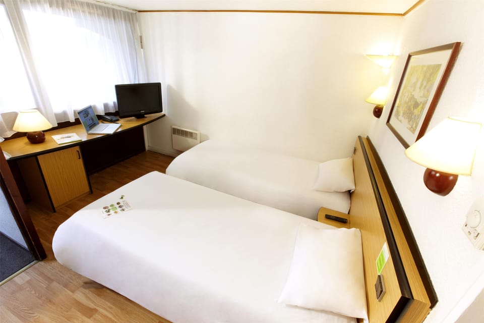 Premium bedding, minibar, desk, blackout drapes