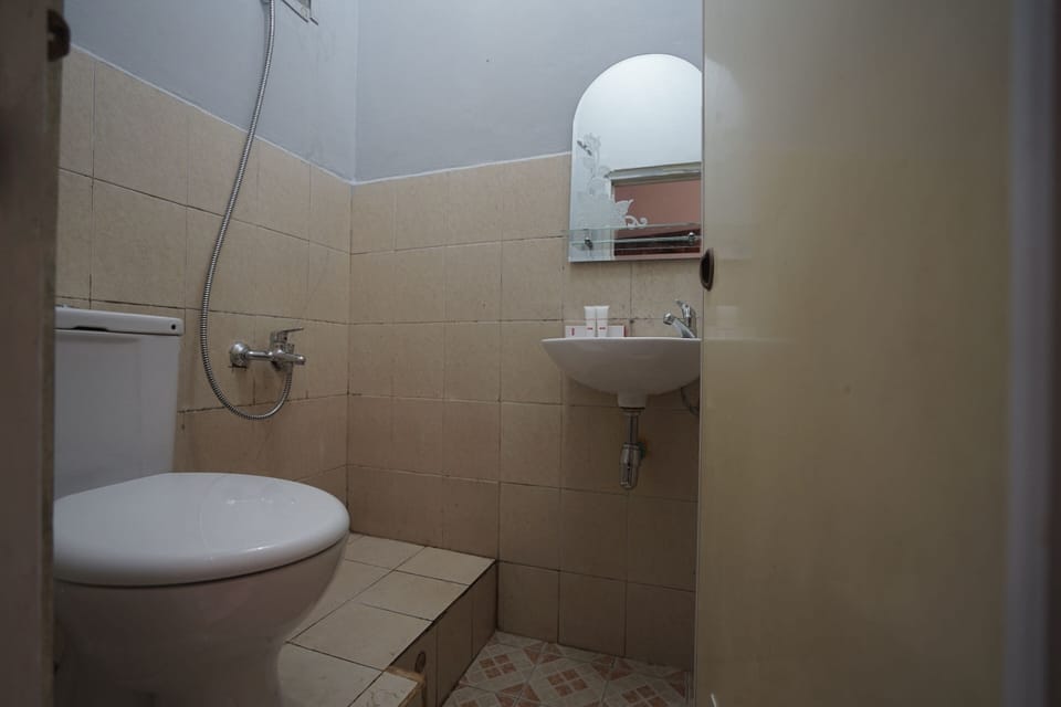 Standard Double Room | Bathroom | Shower, free toiletries, towels, soap