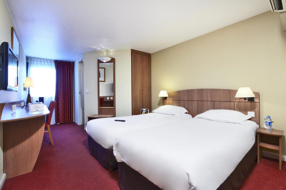 Standard Room, 2 Twin Beds | Premium bedding, desk, blackout drapes, soundproofing