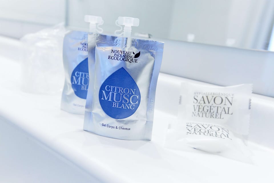 Combined shower/tub, eco-friendly toiletries, towels