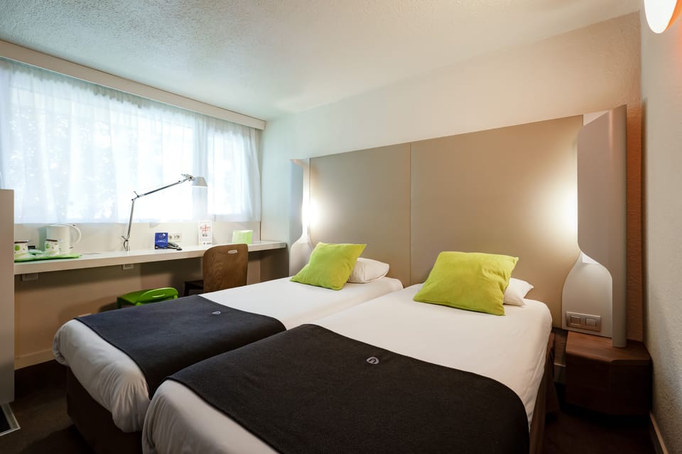 Premium bedding, desk, soundproofing, free cribs/infant beds