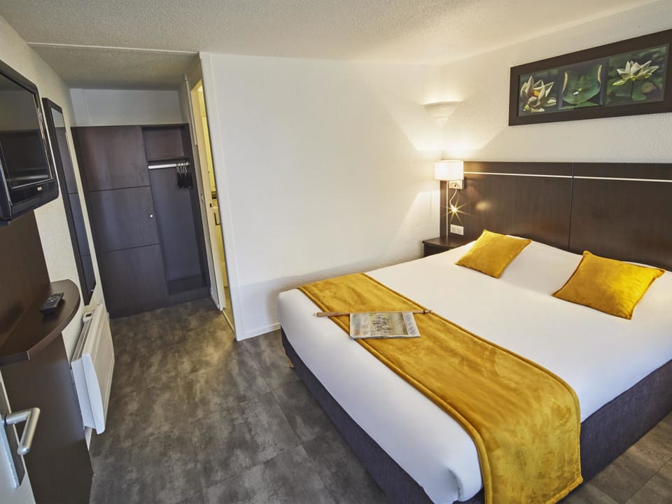 Standard Room, 1 Double Bed | Premium bedding, individually furnished, desk, laptop workspace