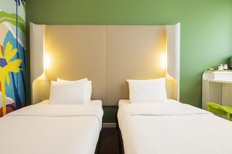 Standard Room, 2 Twin Beds | Desk, free WiFi, bed sheets