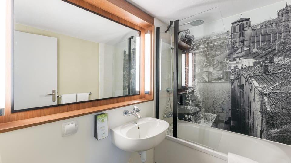 Standard Room, 2 Twin Beds | Bathroom | Eco-friendly toiletries, hair dryer, towels