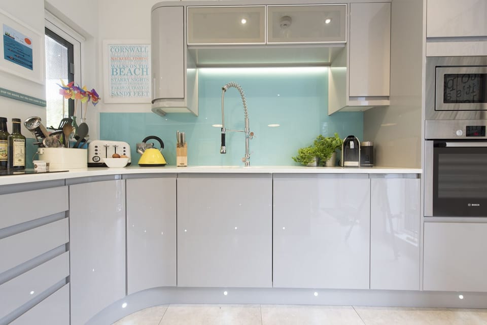 Fridge, microwave, dishwasher, cookware/dishes/utensils