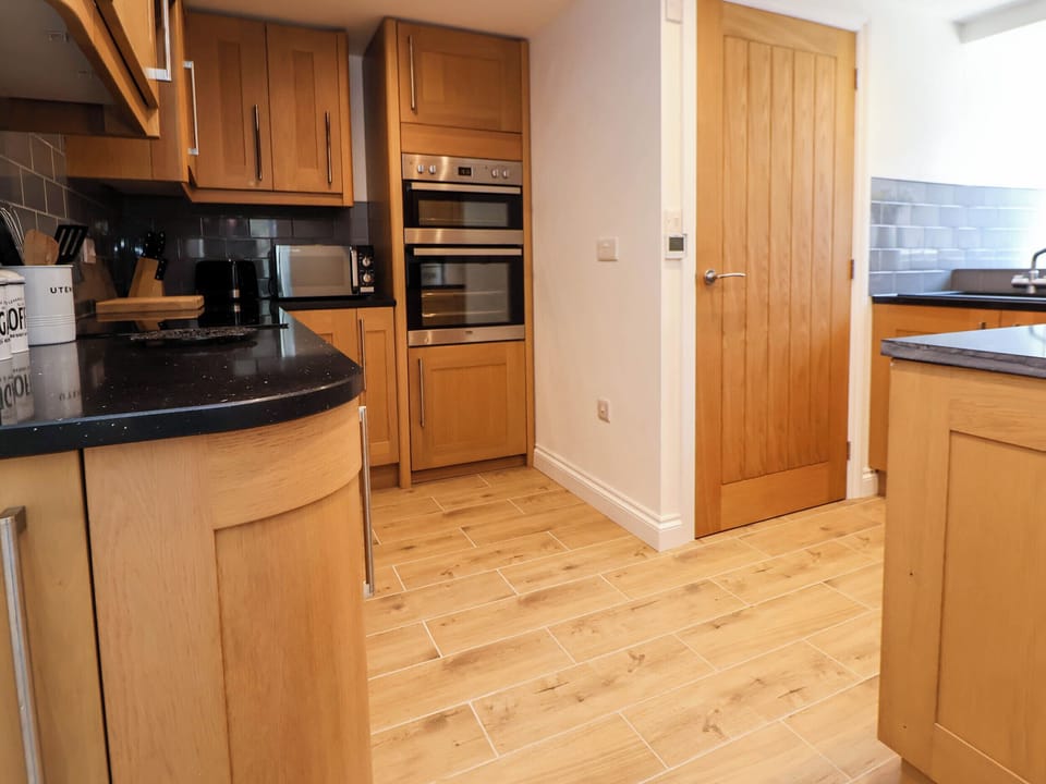 Cottage | Private kitchen | Fridge, microwave, dishwasher, toaster