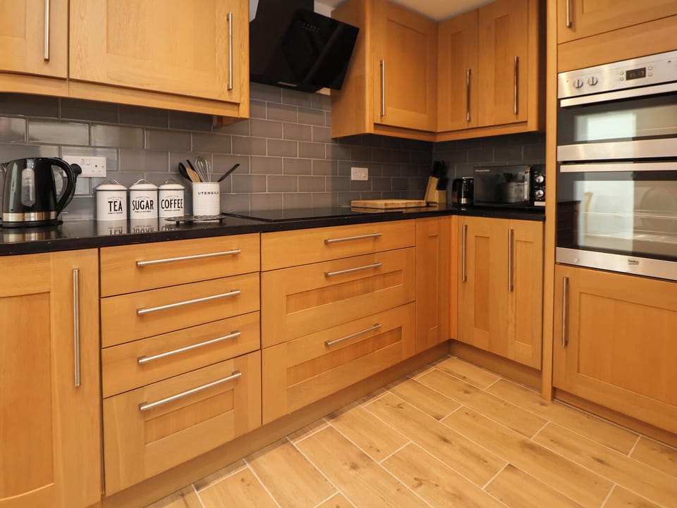 Cottage | Private kitchen | Fridge, microwave, dishwasher, toaster