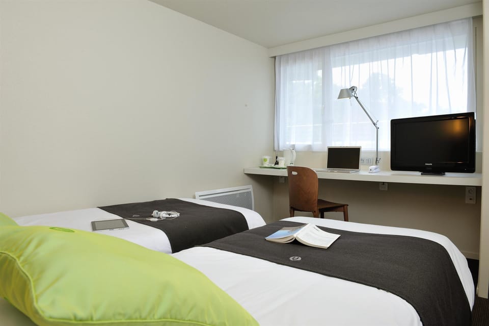 Standard Room, 2 Twin Beds | Desk, laptop workspace, blackout drapes, soundproofing