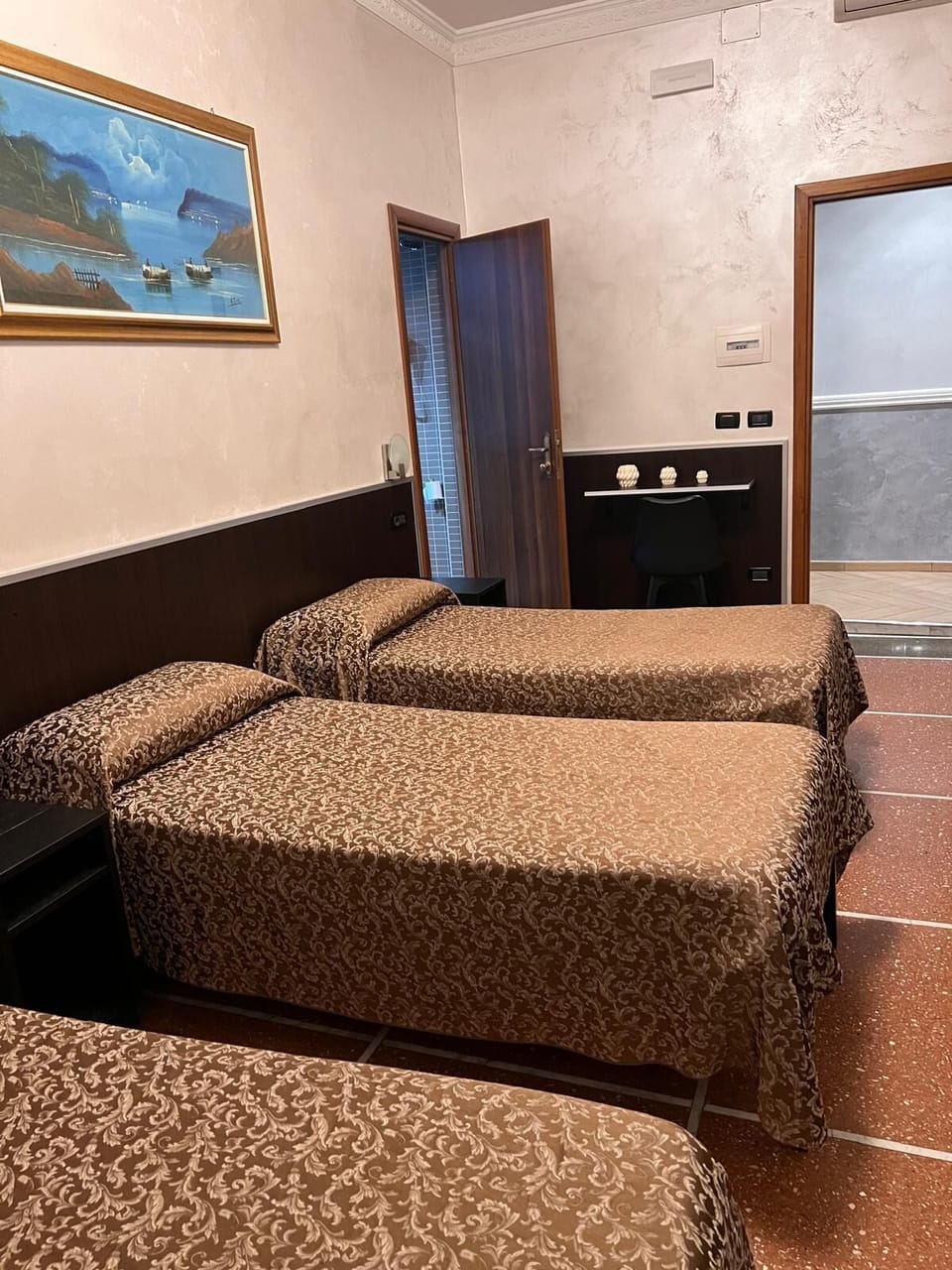 In-room safe, WiFi (free)