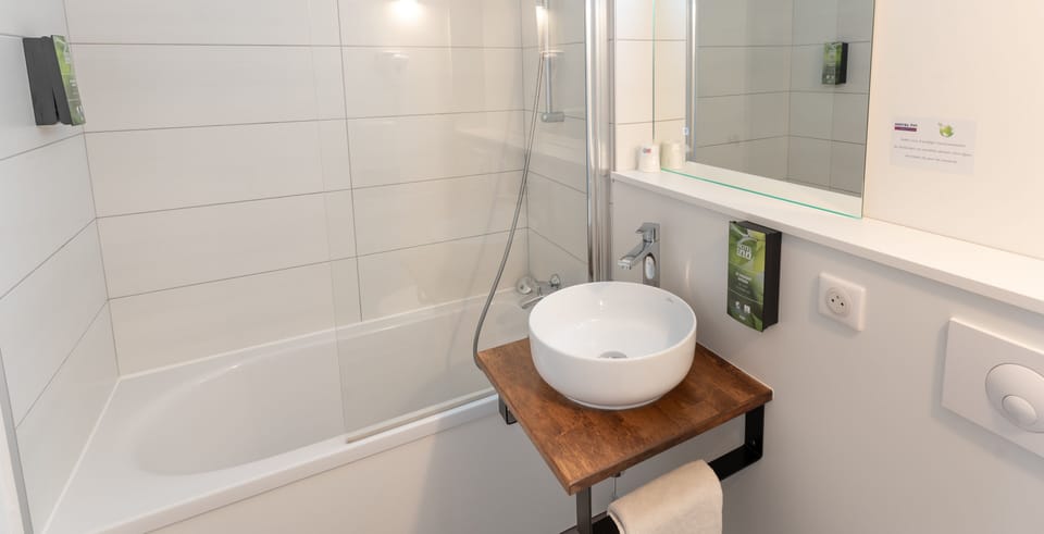 Double Room | Bathroom | Hair dryer, towels, soap, shampoo