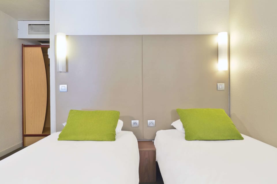 Standard Room, 2 Twin Beds | Bathroom | Eco-friendly toiletries, hair dryer, towels, soap