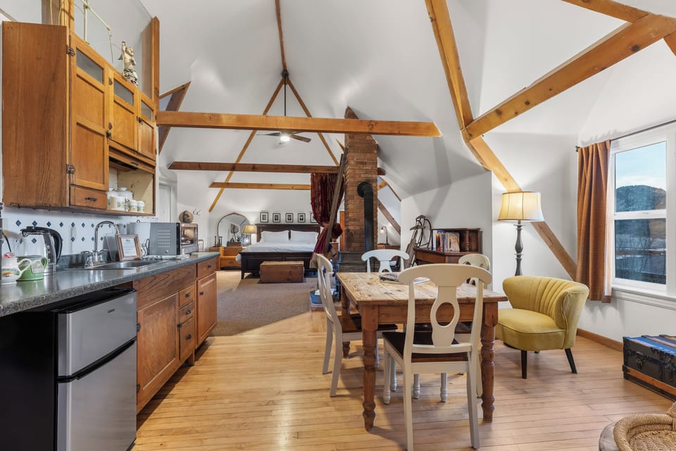 Suite, Multiple Beds, Mountain View | Living area