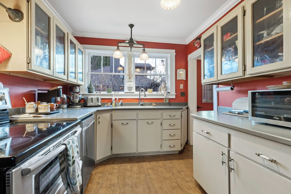 Deluxe Suite, Patio, Mountain View | Private kitchen | Paper towels