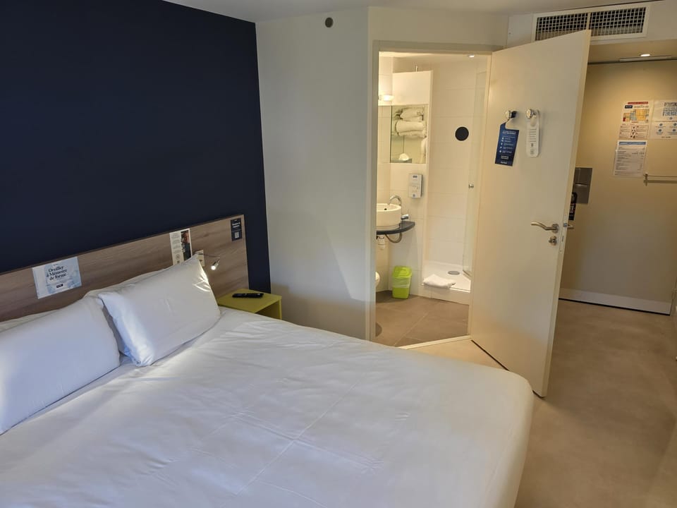 Standard Room, 1 Double Bed | In-room safe, desk, soundproofing, WiFi (free)