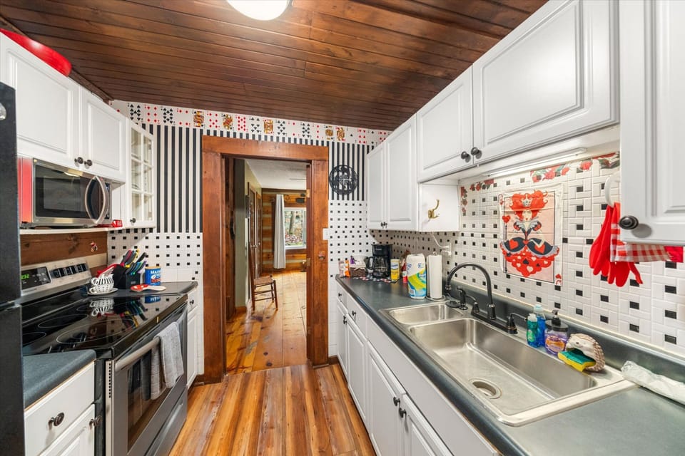 House | 2 bedrooms, desk