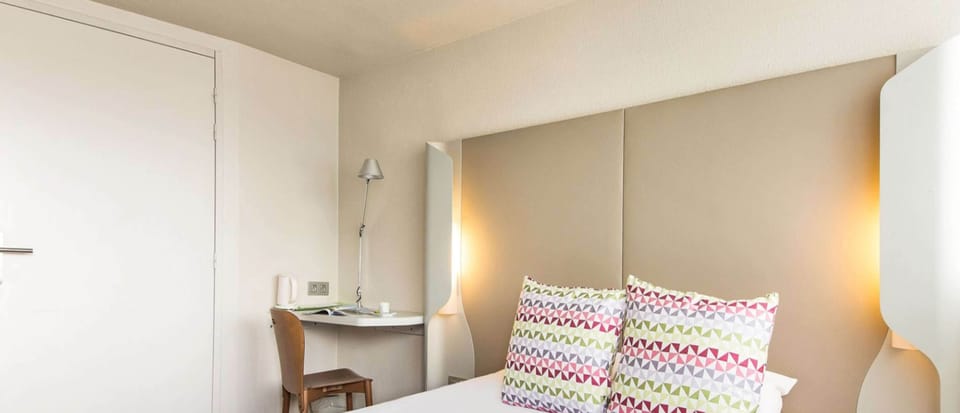 Desk, blackout drapes, free WiFi, bed sheets