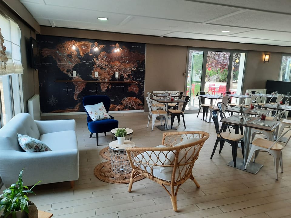 Breakfast, lunch, dinner served; French cuisine 