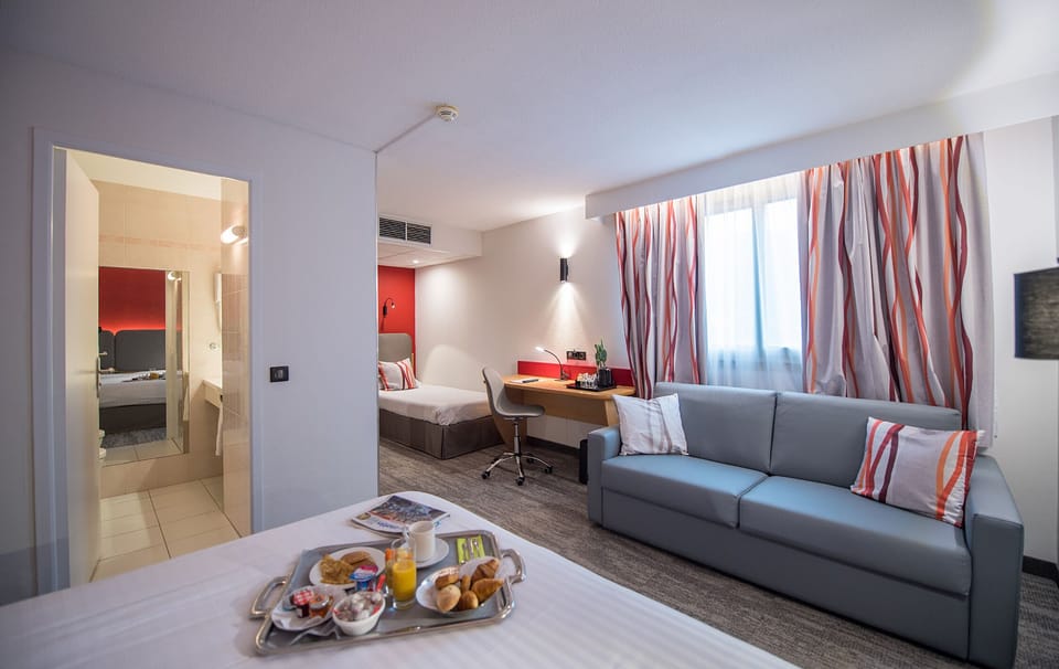 Quadruple Room | In-room safe, desk, soundproofing, WiFi (free)