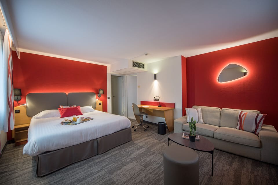 Suite | In-room safe, desk, soundproofing, WiFi (free)
