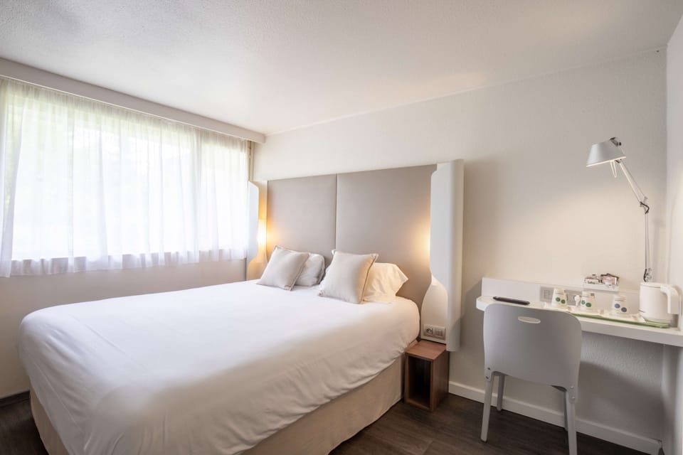 Premium bedding, individually decorated, individually furnished, desk