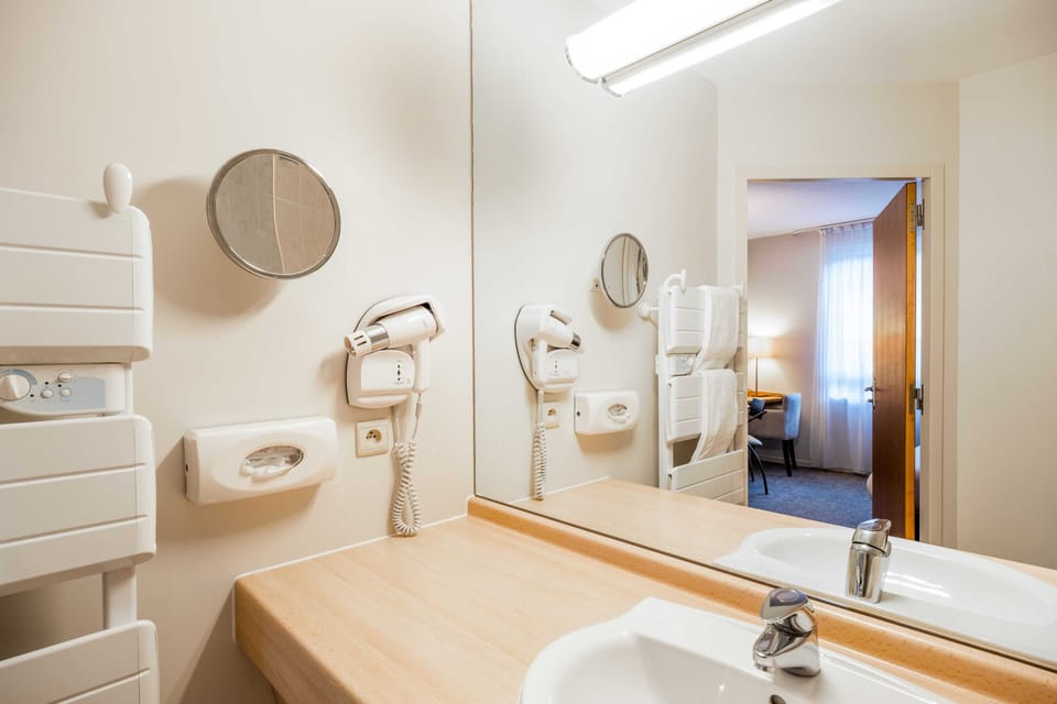 Combined shower/tub, free toiletries, hair dryer, towels