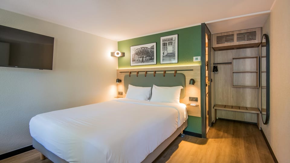 Standard Room, 1 Queen Bed | Premium bedding, desk, free WiFi, bed sheets