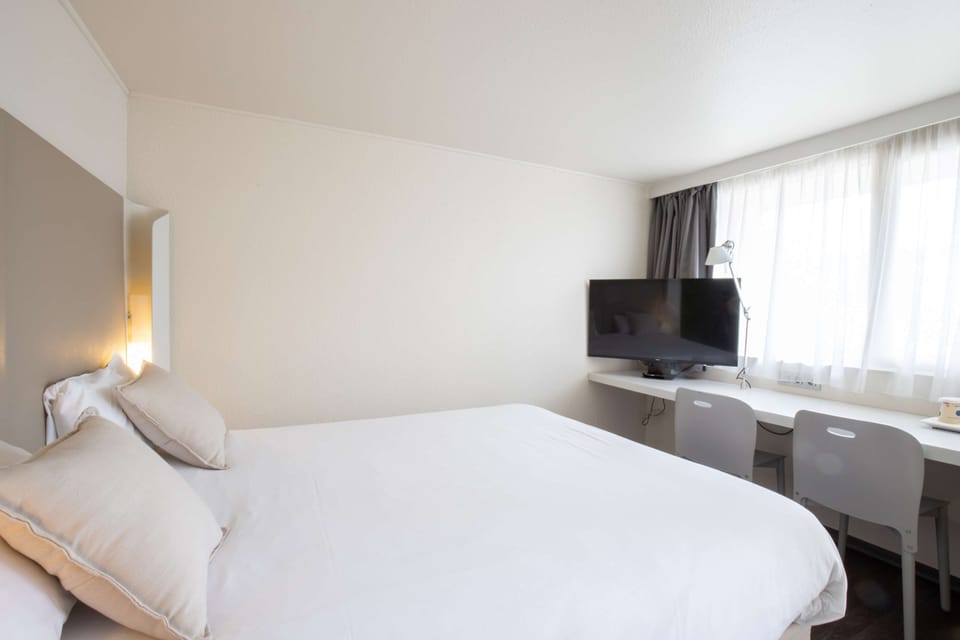 Premium bedding, desk, blackout drapes, soundproofing