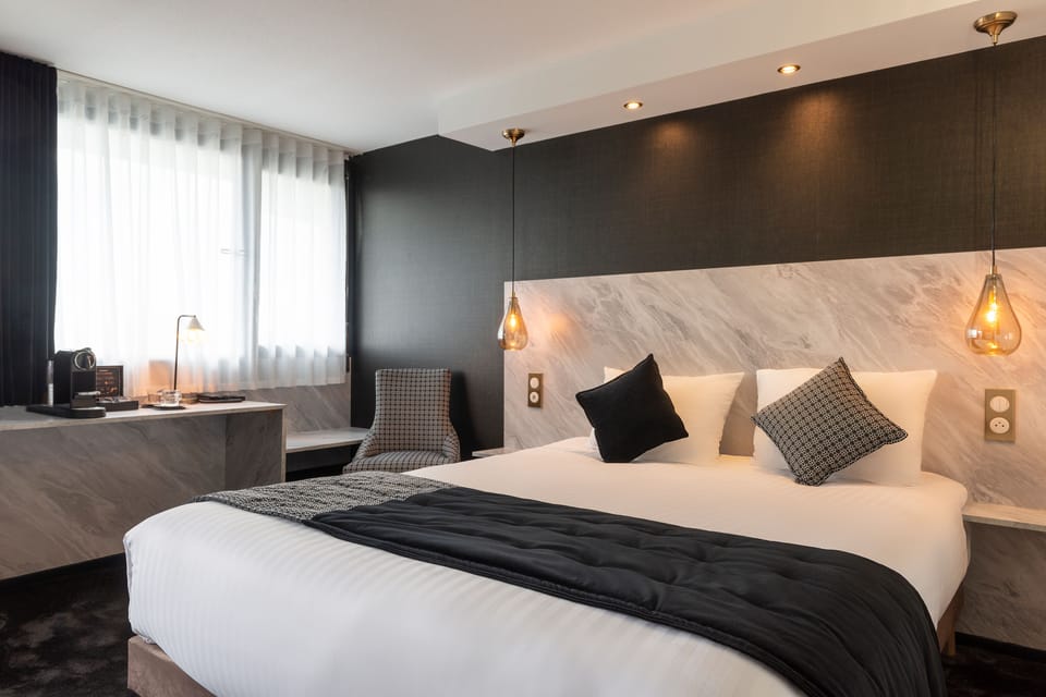 Double Room (Elégance) | Desk, soundproofing, free WiFi, bed sheets