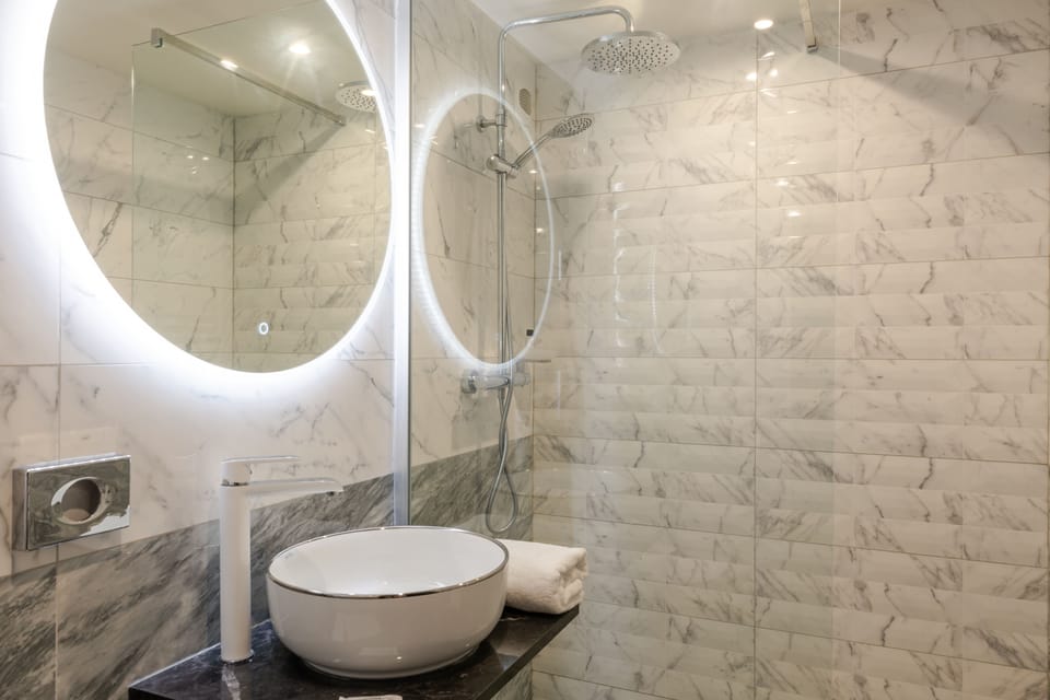 Rainfall showerhead, free toiletries, towels, soap