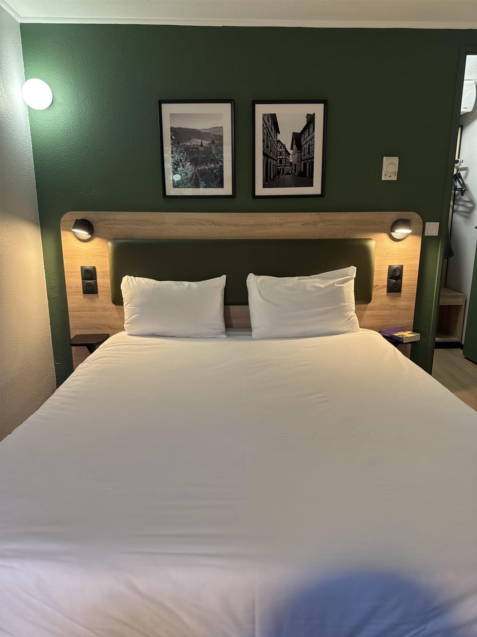 Standard Room, 1 Double Bed | Premium bedding, desk, blackout drapes, iron/ironing board