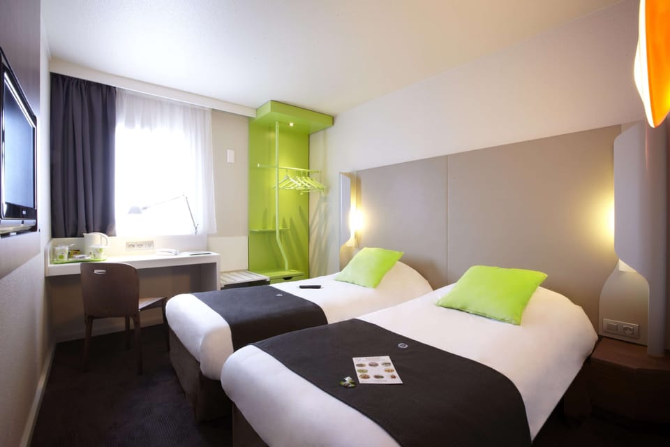 Premium bedding, desk, soundproofing, free WiFi