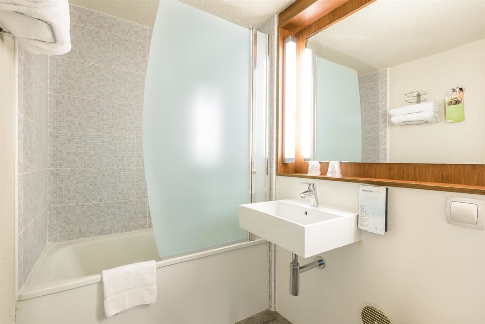 Standard Room, 1 Double Bed | Bathroom | Eco-friendly toiletries, towels