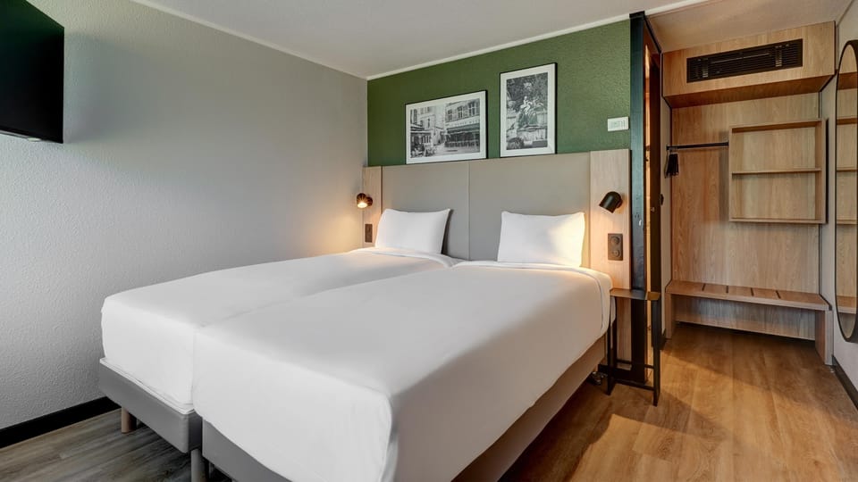 Standard Room, 2 Twin Beds | Premium bedding, desk, blackout drapes, iron/ironing board