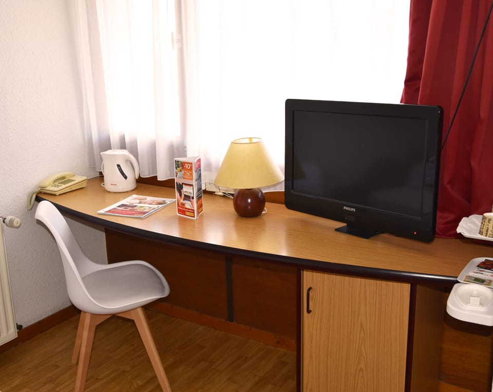Premium bedding, desk, soundproofing, free WiFi